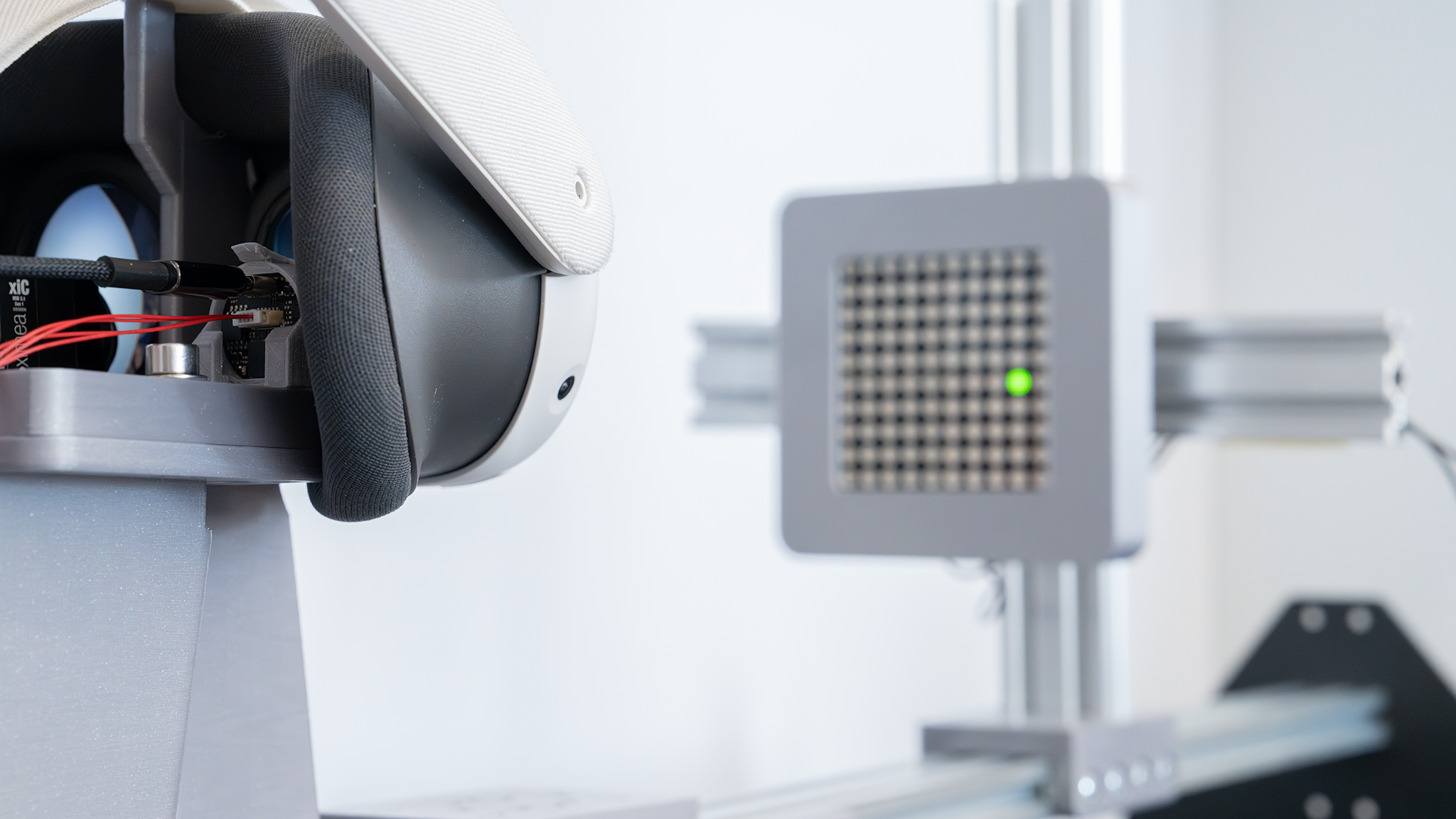 Video latency tester setup with VR goggles